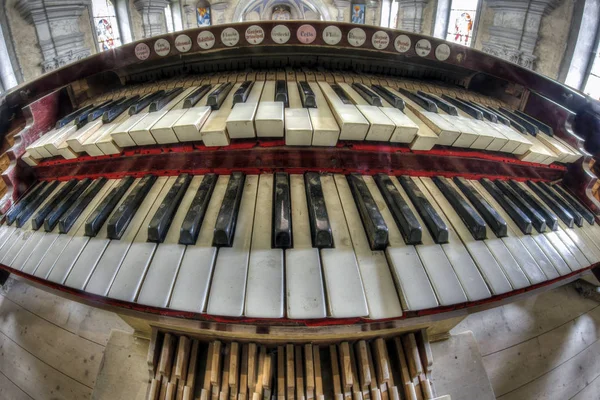 Régi és törött templomi orgona-billentyűs — Stock Fotó