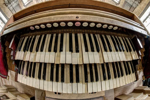 Órgão de igreja velho e quebrado - teclado — Fotografia de Stock