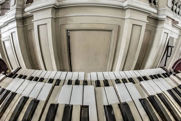 Órgão de igreja velho e quebrado - teclado — Fotografia de Stock