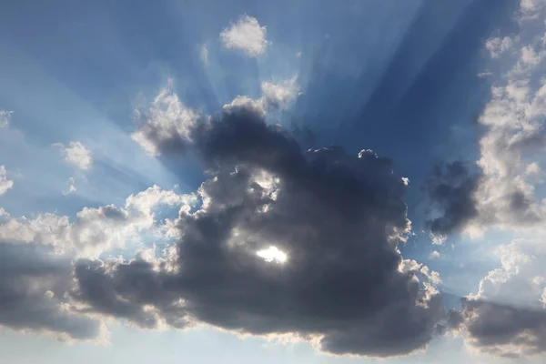 Zon achter de wolk met een gat — Stockfoto