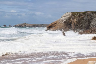 Yarımadanın vahşi kıyısında Atlantik Okyanusu Dalgaları Quiberon