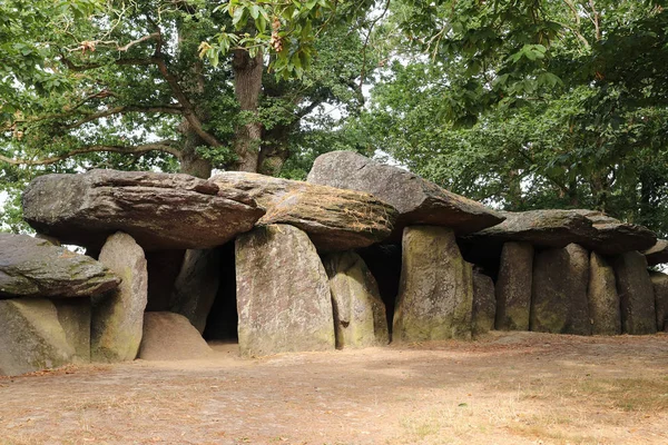 Dolmen La Roche-aux-Fees - Fairies 'Rock - um dos mais famosos a — Fotografia de Stock