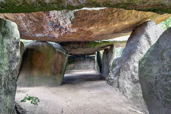 Uvnitř prehistorické pohřební komory nebo Dolmen La Roche AUX poplatky — Stock fotografie