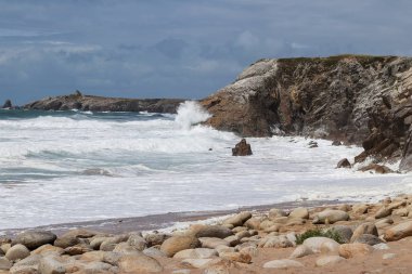 Quiberon vahşi kıyısında Atlantik Dalgaları, Brittany, Fransa