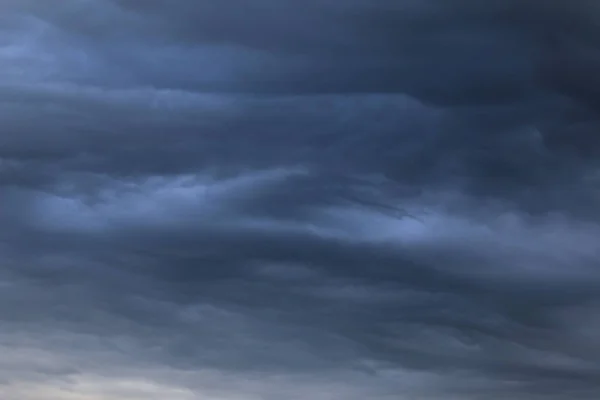 Cielo oscuro antes de la tormenta —  Fotos de Stock