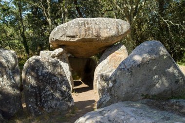 Brittany 'de Carnac yakınlarında Dolmen de Keriaval 