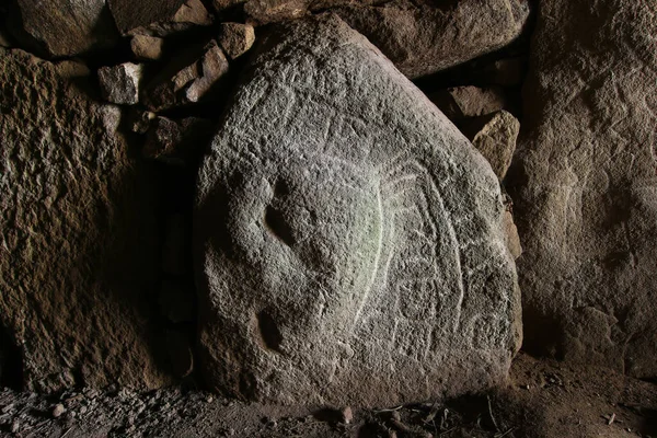 Formas talladas en una piedra en uno de los dólmenes Mane Kerioned — Foto de Stock