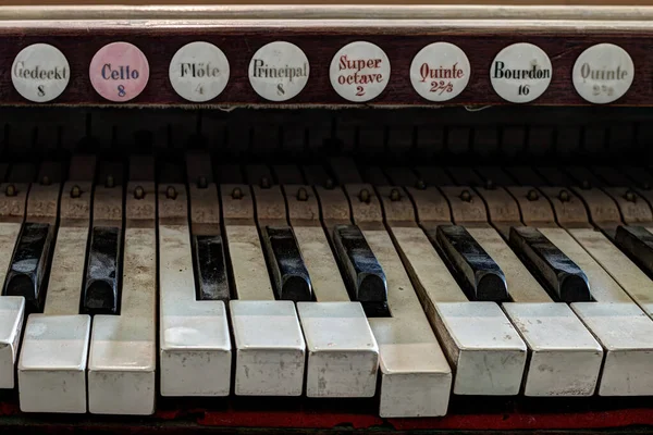 Detalhe de chaves de órgãos velhas, quebradas e empoeiradas — Fotografia de Stock