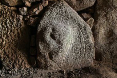 Mane Kerioned 'in bir taşına oyulmuş şekiller.