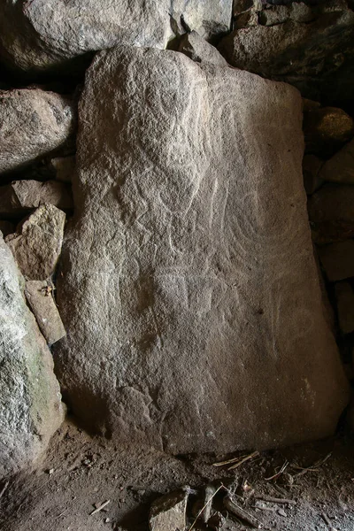 Formas talladas en una piedra en uno de los dólmenes Mane Kerioned — Foto de Stock