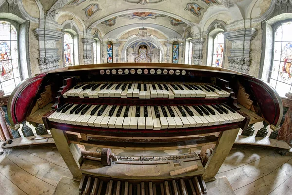 Viejo y roto órgano de la iglesia - teclado — Foto de Stock
