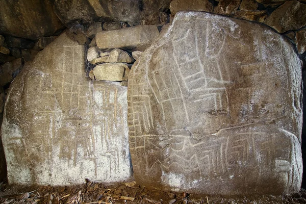 Formas talladas en una piedra en uno de los dólmenes Mane Kerioned — Foto de Stock