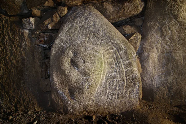 Formas talladas en una piedra en uno de los dólmenes Mane Kerioned — Foto de Stock