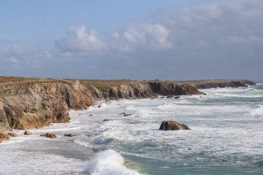 Güzel ve ünlü sahil şeridi Cote Sauvage 'daki doğal uçurumlar Quiberon, Brittany, Fransa