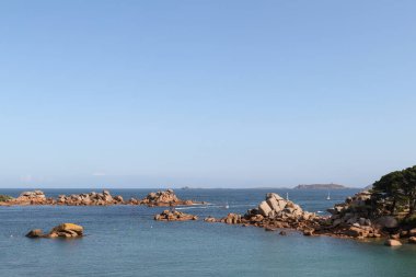 Cote de Granit Rose 'daki kayalar - Pembe Granit Sahili - Ploumanach, Brittany, Fransa' nın büyük doğal alanı