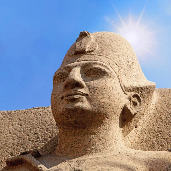 Escultura Egípcia Antiga Contra Céu Azul Com Clarão Solar Cairo — Fotografia de Stock