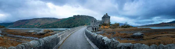 Estrada Através Loch Duich Para Eilean Donan Castle Nas Terras — Fotografia de Stock