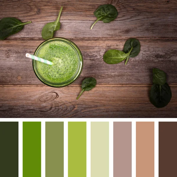 Vue Dessus Verre Avec Smoothie Vert Sur Une Vieille Table — Photo