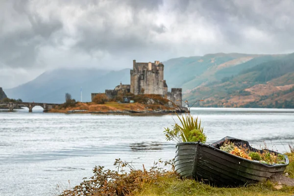 Blommor Växer Övergiven Roddbåt Stranden Loch Duich Eilean Donan Castle — Stockfoto