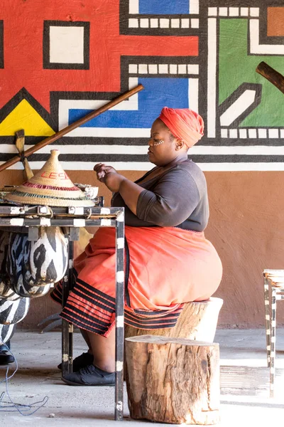 Lesedi Cultural Village Sudáfrica Noviembre 2016 Mujer Africana Que Trabaja — Foto de Stock