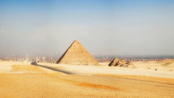 Panorama Las Pirámides Giza Con Extensa Ciudad Moderna Cairo Fondo —  Fotos de Stock