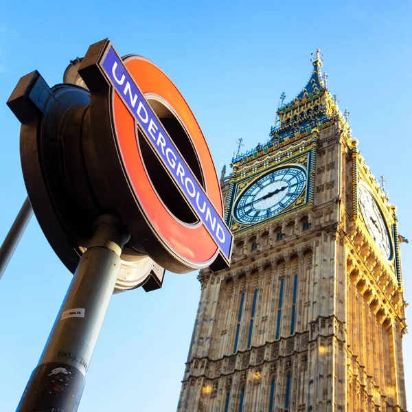ロンドン イギリス 2013 地下鉄のサインと国会議事堂の時計塔 青い空を背景にビッグ ベンの家 — ストック写真