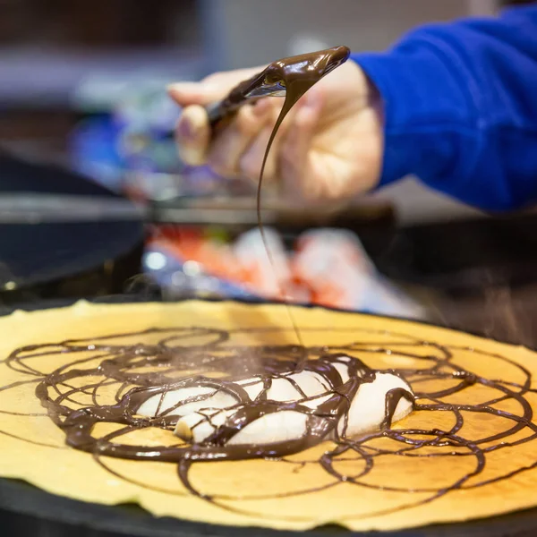 Straatverkoper Voorbereiding Van Traditionele Chocolade Bananen Pannenkoeken Straatmarkt Berlijn — Stockfoto