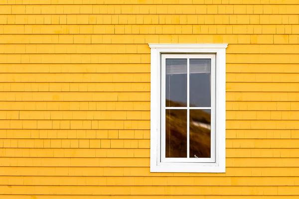 Ventana Blanca Pared Amarilla Tejas Arquitectura Iles Madeleine Canadá — Foto de Stock