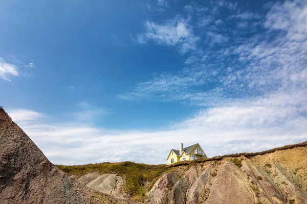 Traditionelles Farbenfrohes Haus Auf Einer Klippe Havre Aux Maisons Iles — Stockfoto