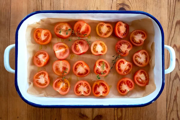Preparazione Pomodori Essiccazione Sole Tostatura Pomodori Tagliati Con Timo Fresco — Foto Stock
