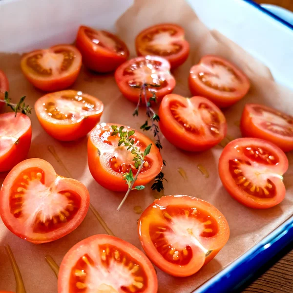 Preparazione Pomodori Essiccazione Sole Tostatura Pomodori Tagliati Con Timo Fresco — Foto Stock