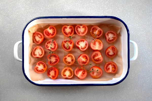 Preparing Tomatoes Sun Drying Roasting Cut Tomatoes Fresh Thyme Olive — Stock Photo, Image