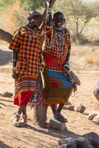 Amboseli Kenya Febbraio 2019 Due Donne Maasai Vendono Souvenir Perline — Foto Stock