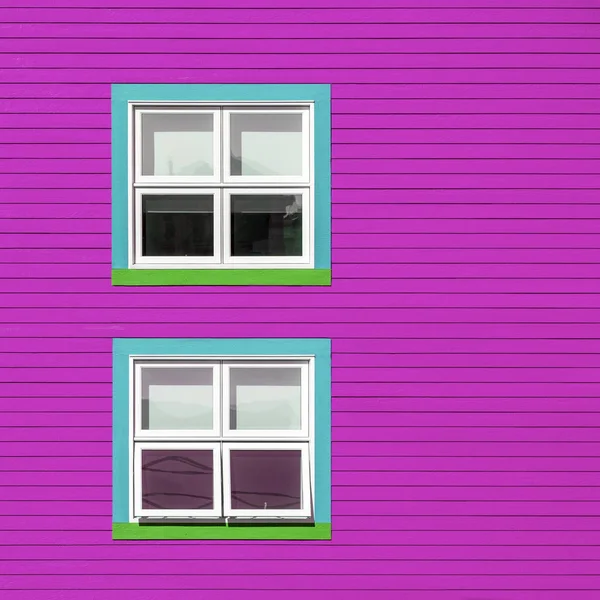 Ventanas Verdes Turquesas Blancas Una Pared Madera Rosa Estilo Minimalista —  Fotos de Stock