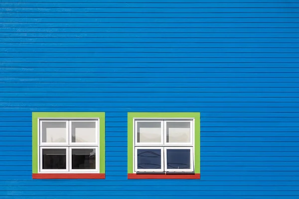 Grüne Rote Und Weiße Fenster Einer Blauen Holzwand Minimalismus Stil — Stockfoto