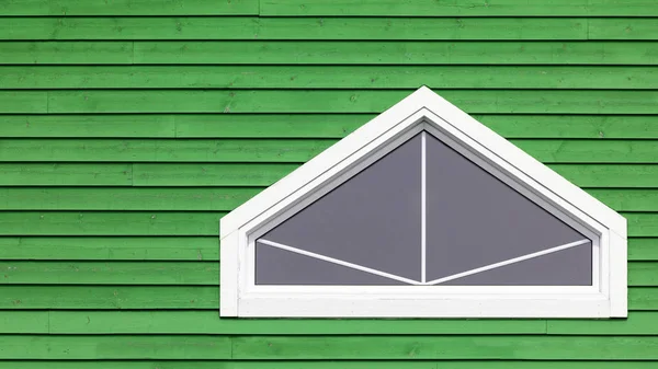 Fenêtre Géométrique Blanche Sur Mur Bois Vert Architecture Colorée Typique — Photo