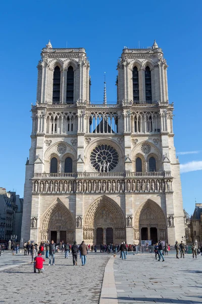 法国巴黎 2015年3月2日 法国巴黎圣母院外的广场上游客 这是著名的两塔哥特式前立面 — 图库照片