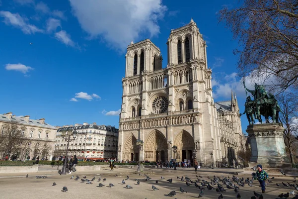 法国巴黎 2015年3月2日 法国巴黎圣母院外的广场上游客 这是著名的两塔哥特式前立面 — 图库照片