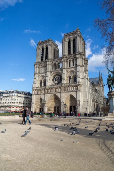 Paris Frankrike Mars 2015 Turist Torget Utanför Notre Dame Katedralen — Stockfoto