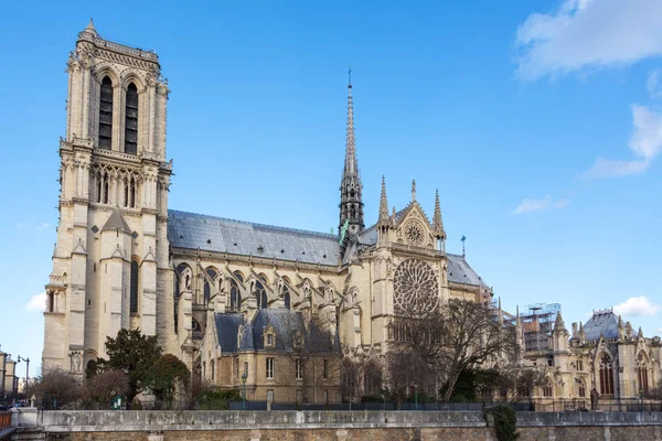 巴黎圣母院大教堂 春天的侧立面视图与尖顶和后飞架 从上河对面拍摄 — 图库照片