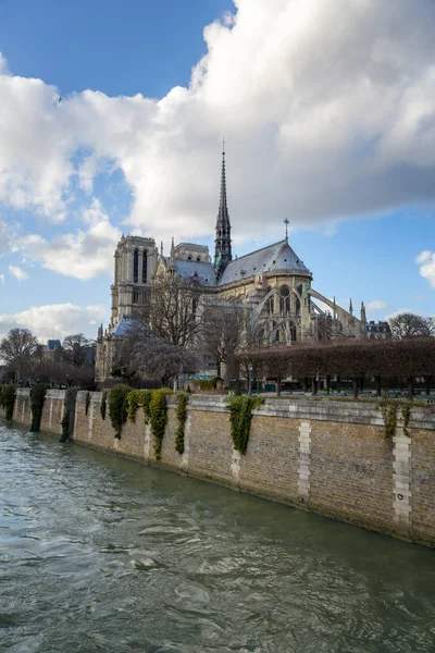 Katedrála Notre Dame Paříži Pohled Jaro Zadní Elevace Věž Zadním — Stock fotografie