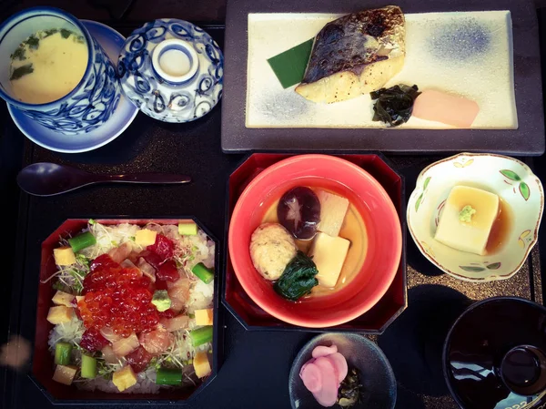 Vedere Sus Unei Mese Tradiționale Japoneze Feluri Mâncare Din Pește — Fotografie, imagine de stoc