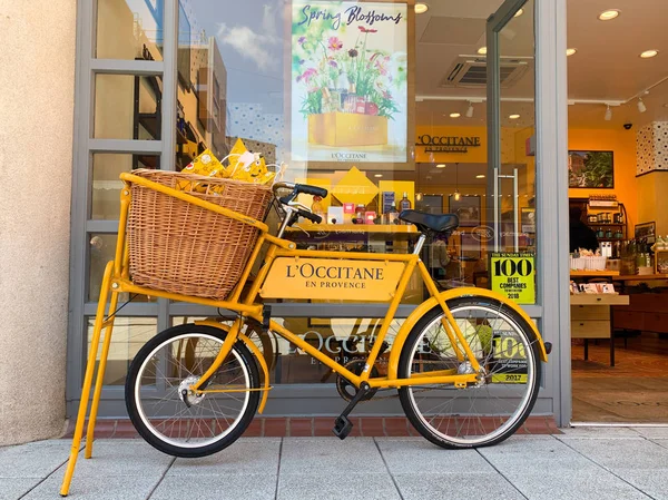 Portsmouth Reino Unido Maio 2019 Bicicleta Amarela Publicidade Occitane Provence — Fotografia de Stock