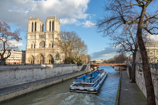 フランス 2015年3月2日 パリフランスのノートルダム大聖堂 セーヌ川から見た有名な2つの塔のゴシック正面ファサードです — ストック写真