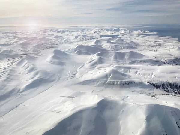 Ongerepte Besneeuwde Bergtoppen Van Spitsbergen Een Noorse Archipel Tussen Het — Stockfoto