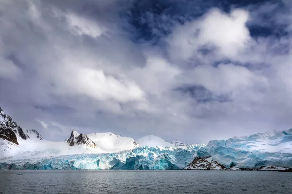 Berge Schnee Und Blaues Gletschereis Des Smeerenburg Gletschers Spitzbergen Und — Stockfoto