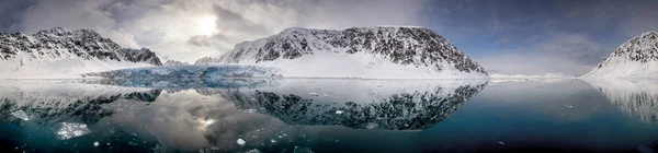 Panorama Reflexão Espelhada Gelo Glaciar Azul Montanhas Nuvens Glaciar Kongsvegen — Fotografia de Stock