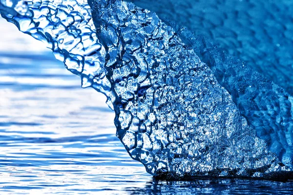 氷山のふもとの青い氷河の詳細 この氷は圧縮された雪から来ており 何百年もの間硬化し 彫刻中に氷河から壊れています スヴァルバールのフィヨルドで — ストック写真