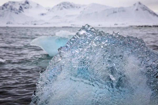 Szczegóły Dotyczące Fragmentów Iceberg Pływających Morzu Arktycznym Niebieski Lodowaty Lód — Zdjęcie stockowe