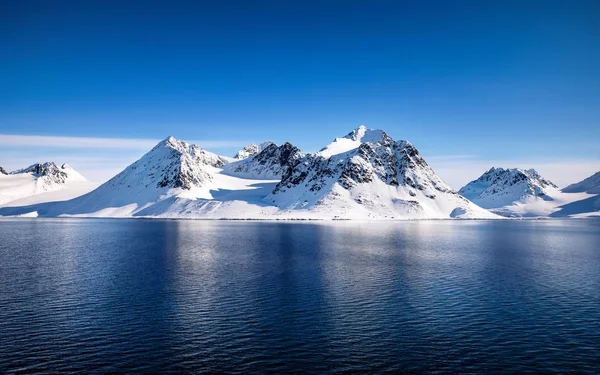 Błękitne Niebo Niebieskie Ośnieżone Góry Pięknych Fiordy Svalbard Norweskiego Archipelagu — Zdjęcie stockowe